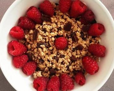 Knuspermüsli mit Joghurt und Himbeeren