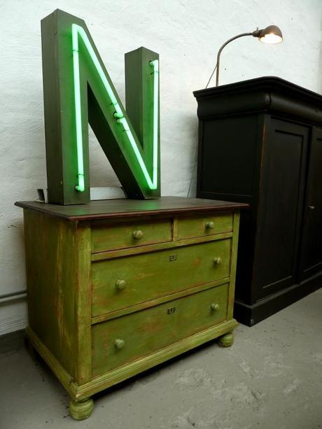 Vintagemöbel: Kommode und Neon-Leuchtbuchstabe