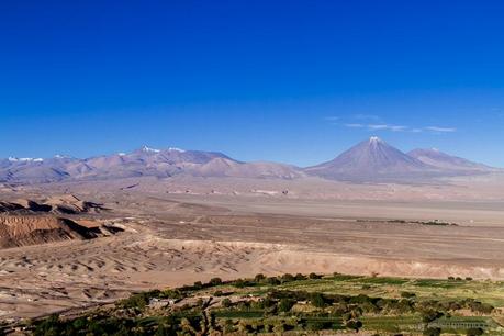 Oasenstadt San Pedro de Atacama mit dem Vulkan Licancabur