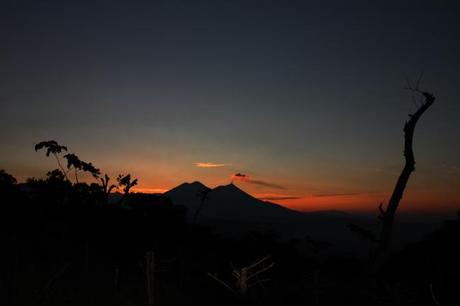Morgenrot auf Los Andes - Blick auf den Volcano Fuego