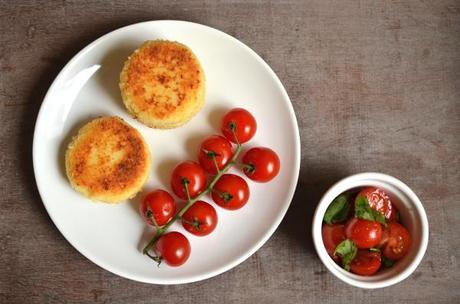 Vegetarische Frikadellen-Variante: Cous-Cous-Bouletten mit Tomatensalat