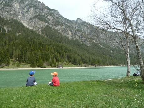 Ferien: Minigolf spielen in schönster Bergseekulisse