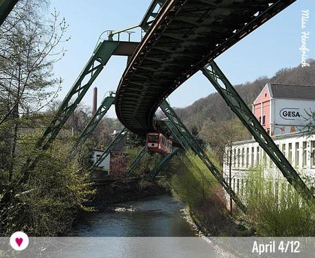 12tel-Blick von Wuppertal April mit Schwebebahn
