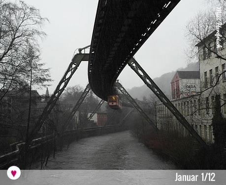 12tel-Blick von Wuppertal Januar mit Schwebebahn