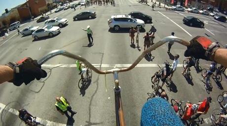 Mit einem riesen Fahrradrahmen durch Los Angeles