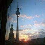 Berlin-querbeet-Sonnenaufgang-rot-hinterm-Fernsehturm