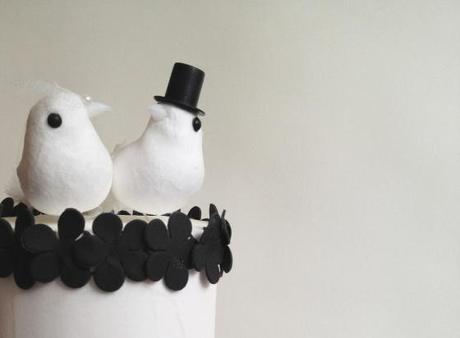Elegante Hochzeitstorte schwarzem Marzipan und Love Birds