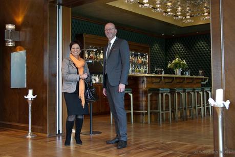 reisememo's Katja Birrer mit Hoteldirektor Christian Dangel