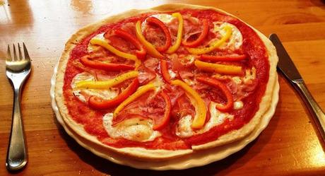 Pizza mit Schinken und Peperoni