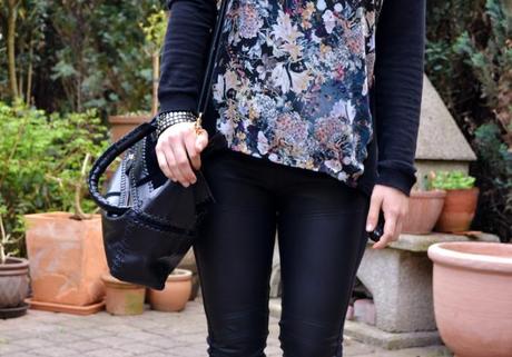 Outfit: Lederleggins und oversized Blumenshirt