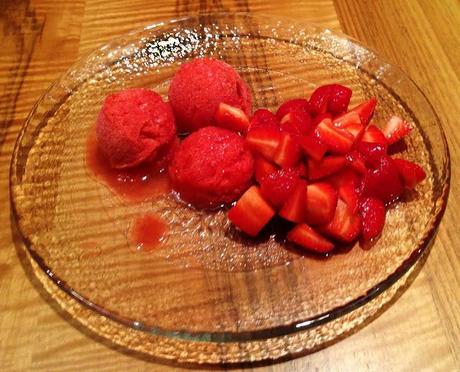 Erdbeersorbet mit Zuckererdbeeren