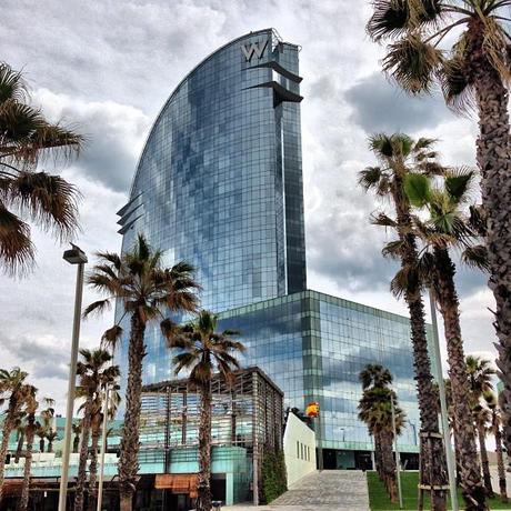 W-Hotel Barcelona - with palms on my first walk around ... a few clouds and very windy in the afternoon