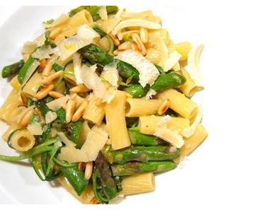 Cremige Orangen-Weisswein-Sauce mit Rucola und gebratenem Spargel an Tortiglioni