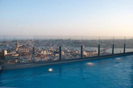Einzigartig: Der Pool mit der 360°-Aussicht über Istanbul