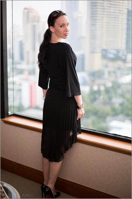 Fashionblog update with miniskirt and v-cut-shirt plus high heels