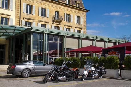 Harley-Davidson Motorräder vor dem Hotel Beau Rivage in Neuenburg