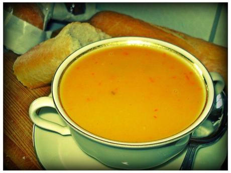 Apfel-Paprika-Suppe in goldgelb mit Baguette