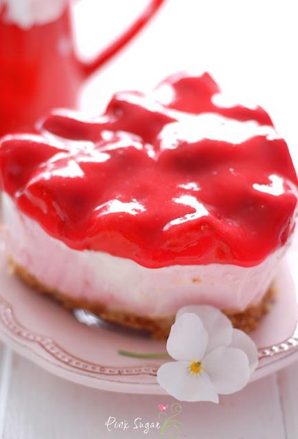 Ein Erdbeer Cheesecake mit Holunderblüten