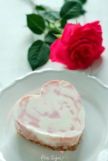 Ein Erdbeer Cheesecake mit Holunderblüten