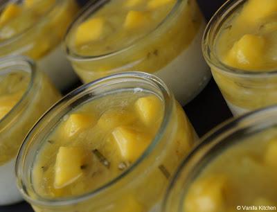 Vanillepudding mit Mango-Rhabarber-Kompott