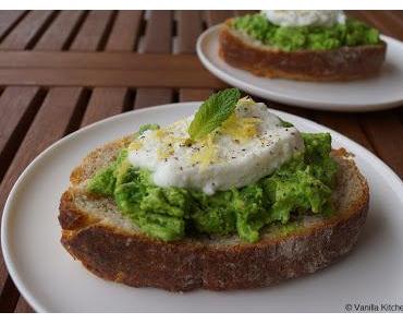 Tartines mit Mozzarella und Erbsen-Minze-Mus