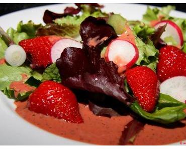 Salat satt! – Fruchtiger Pflücksalat mit raffinierter Erdbeervinaigrette