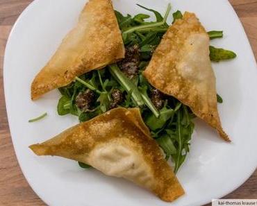 Rucolasalat mit Kürbiskernpesto und Ziegenkäse Wan-Tans