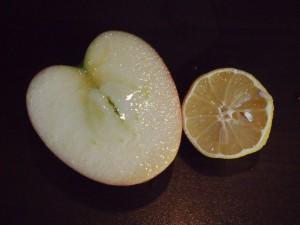 Frisch aufgeschnitten und mit Zitrone beträufelt: Die Schnittfläche des Apfels bleibt hell, weil das Vitamin C in der Zitrone die Oxidation verhindert. (Bild: Di)