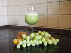 Diese Vitamin C-Bombe fängt freie Radikale: Weintrauben-Kiwi-Zitronen-Saft. (Bild: Di)