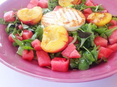 Sommersalat mit Melone und Pfirsich