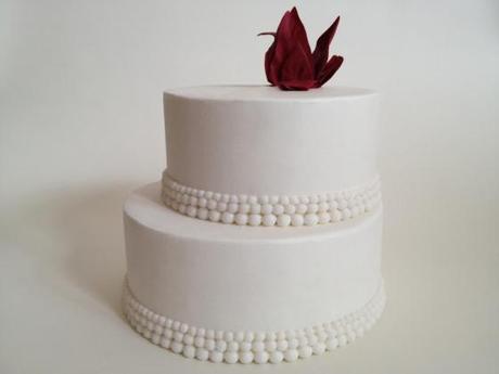 zweistöckige Hochzeitstorte mit Perlen