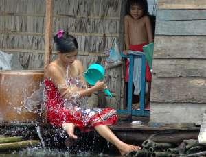 Körperhygiene Reges Interesse an Körperhygiene bei Khmer Damen