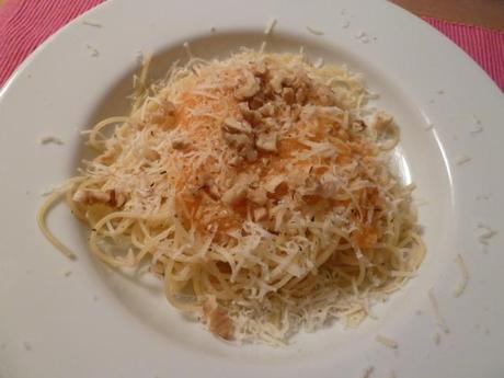 Gesund und speziell: Spaghetti mit Rüeblisauce und Baumnüsse