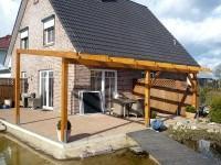 Holz im Garten: Terrassenüberdachung und Gartenhaus