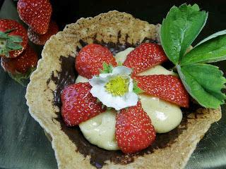Auftakt zur Erdbeersaison: Erdbeeren auf Vanillecrème in der Eiserschale