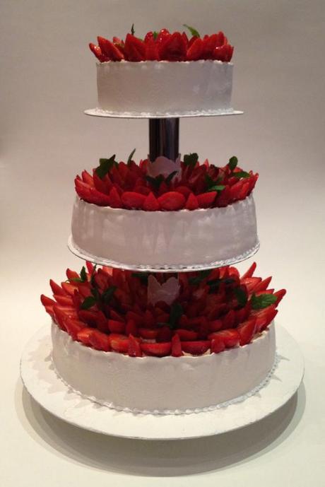 Dreistöckige Hochzeitstorte Erdbeeren