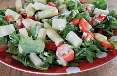 Spargel-Rucola-Salat mit Erdbeeren an Oragensauce