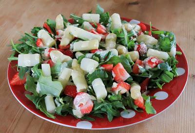 Spargel-Rucola-Salat mit Erdbeeren an Oragensauce