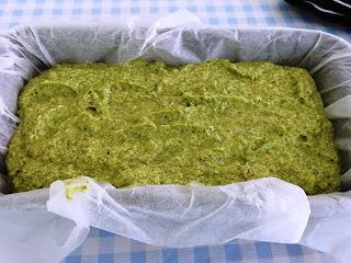 Grüner Gemüsepudding mit Käsesauce / Green Vegetable Pudding with Blue Cheese Sauce