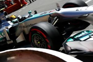 mon thrus hamilton 169 300x200 Formel 1: Mercedes, Pirelli und der Reifentest