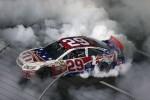 Kevin Harvick burnout Coca Coca 600 NASCAR 150x100 NASCAR: Harvick gewinnt kurioses Coca Cola 600