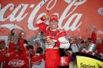 Kevin Harvick Victory Lane Coca Coca 600 NASCAR 150x99 NASCAR: Harvick gewinnt kurioses Coca Cola 600