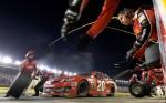 Matt Kenseth pit stop Coca Coca 600 NASCAR 150x93 NASCAR: Harvick gewinnt kurioses Coca Cola 600