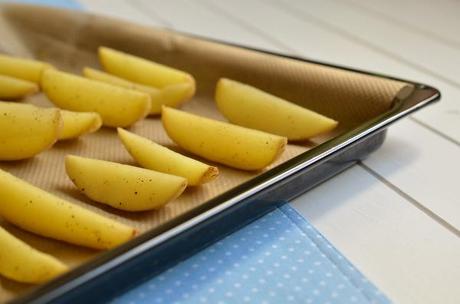 rohe Kartoffelspalten auf Backblech