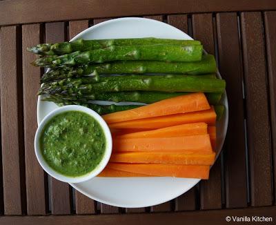 Grüner Spargel mit Salsa verde