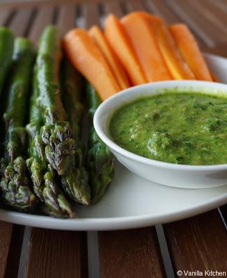 Grüner Spargel mit Salsa verde