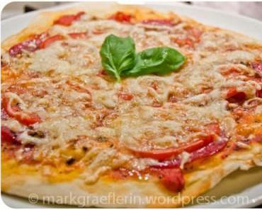 Pizza mit Salami vom Rind: auf dem Schamottstein gebacken