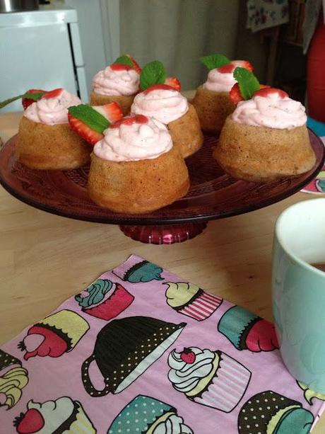 lauscho's kitchen style: strawberry mint cupcakes