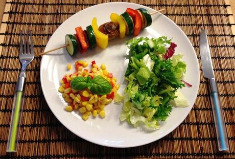 BBQ #3 Gemüsespiessli mit grünem Salat und Mais-Peperoni-Salat (vegetarisch)