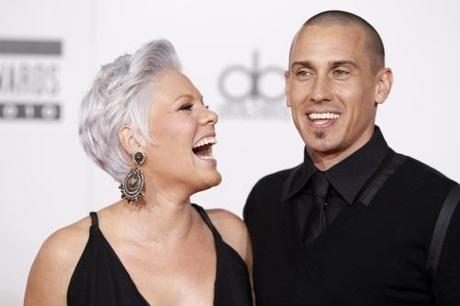 Singer Pink and husband, motocross racer Carey Hart, arrive at the 2010 American Music Awards in Los Angeles November 21, 2010. REUTERS/Danny Moloshok (UNITED STATES - Tags: ENTERTAINMENT SPORT) (AMA-ARRIVALS)